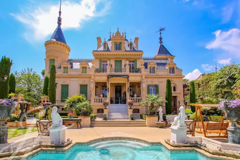 Facciata principale e piscina del castello di Antibes