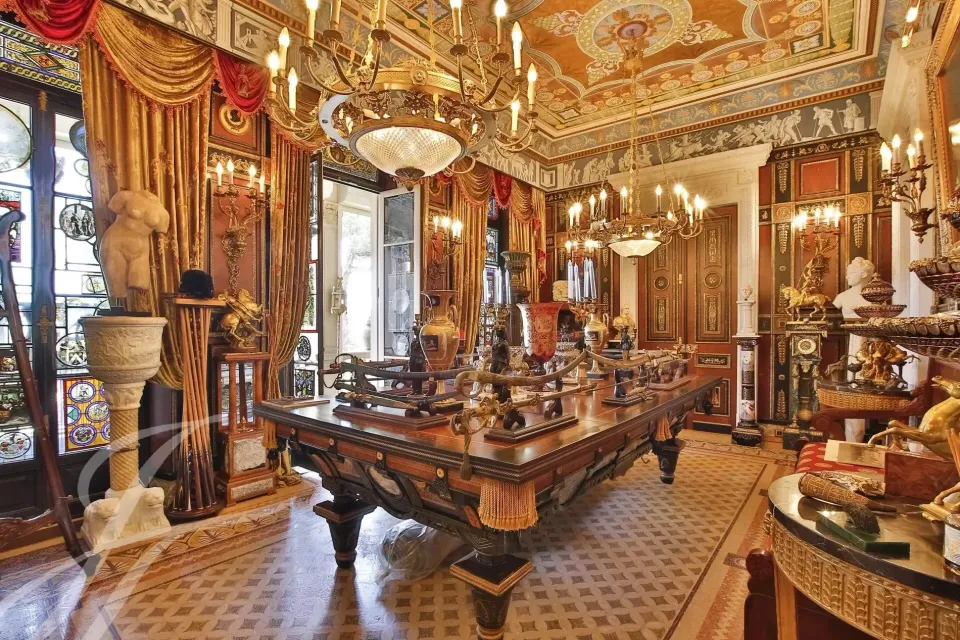 Salone principale con soffitto e arredi ornamentali