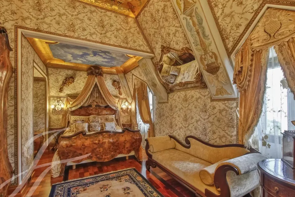 Camera da letto con baldacchino e decorazioni dorate