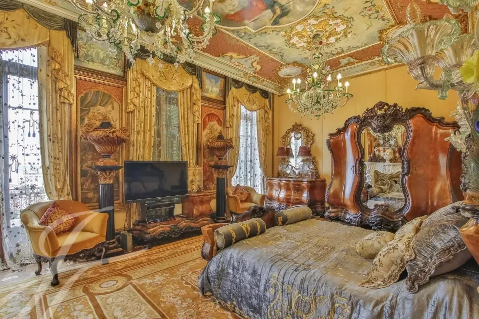 Camera da letto con arredi classici e ampie finestre