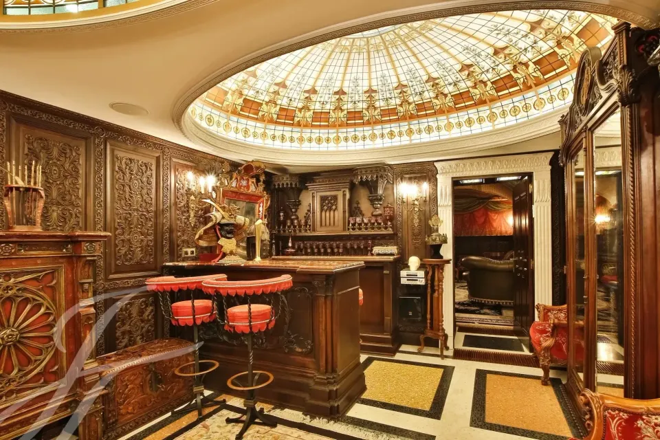 Bar interno con bancone e soffitto decorativo illuminato