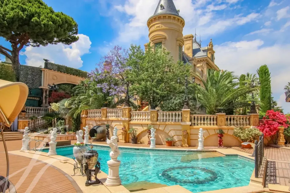 Torre del castello vicino alla piscina e alla terrazza