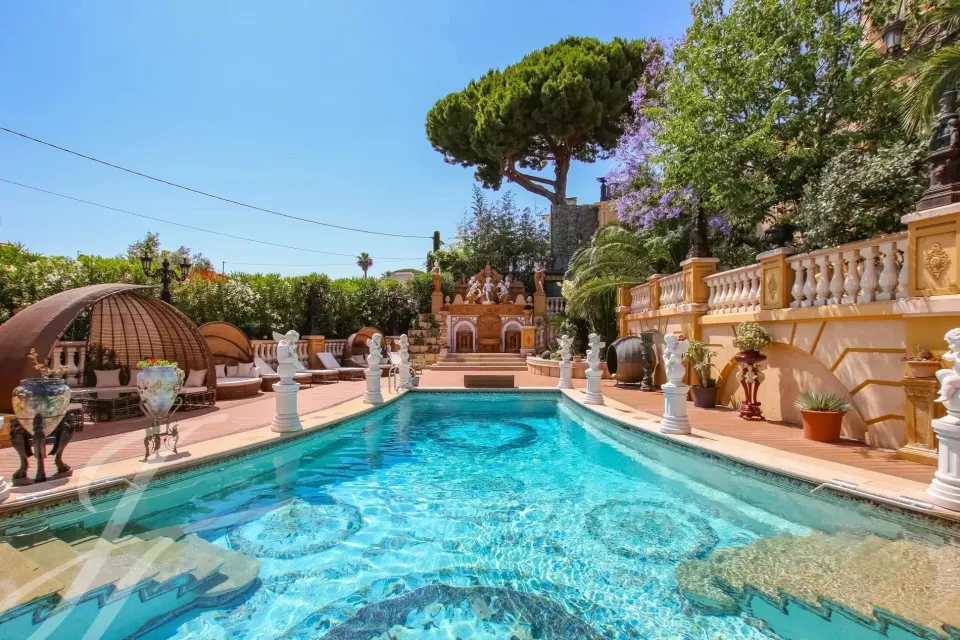 Piscina con terrazza e cielo azzurro di Antibes